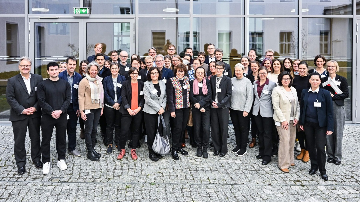 Kick-off zum BMG-Forschungsnetzwerk zu Long COVID Die Teilnehmenden der Kick-off-Veranstaltung zum BMG-Forschungsnetzwerk zu Long COVID
