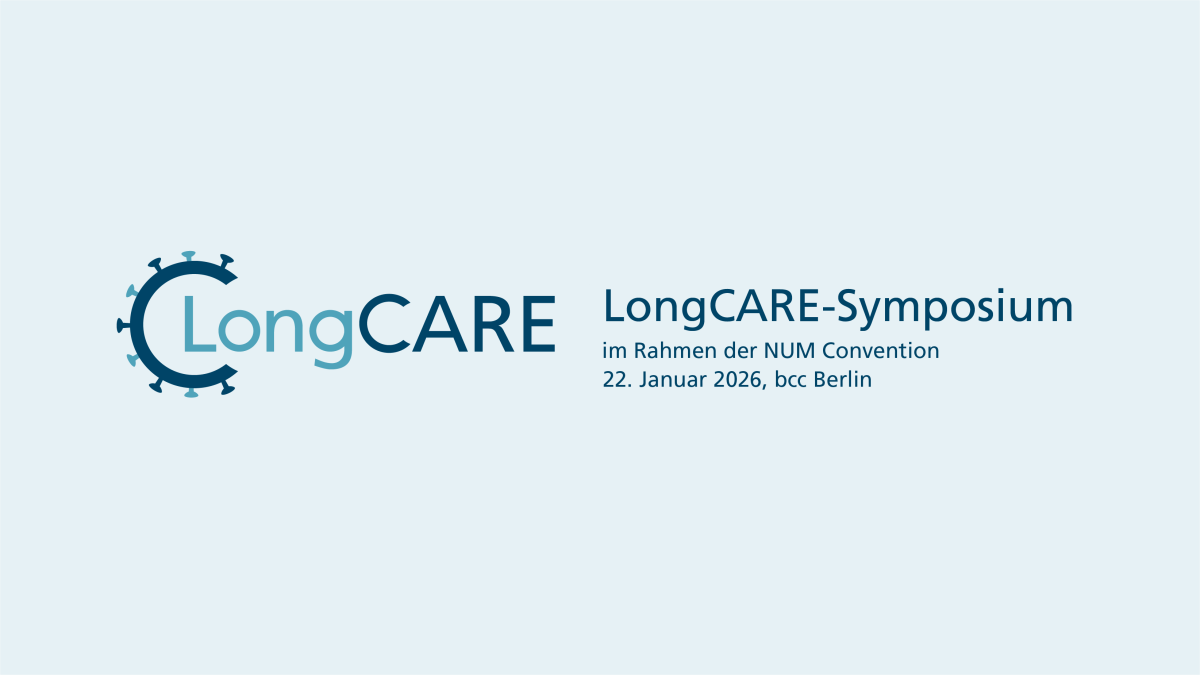 Das Bild zeigt das Logo von LongCARE. Der Buchstabe „C“ ist stilisiert und erinnert an die Form eines Viruspartikels. Neben dem Logo steht der Text: „LongCARE-Symposium im Rahmen der NUM Convention 22. Januar 2026, bcc Berlin“. Der Hintergrund ist hellblau, die Schrift in verschiedenen Blautönen gehalten.