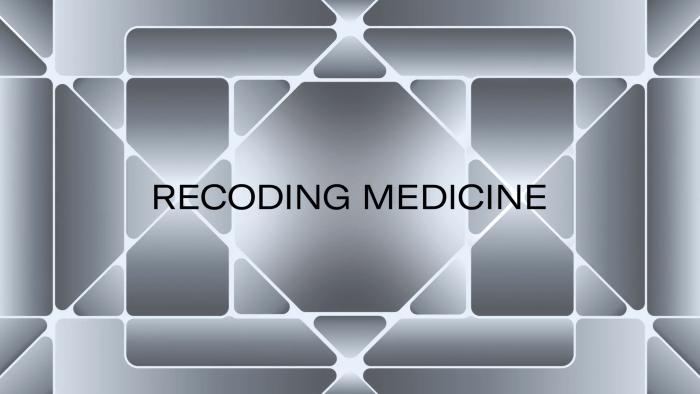 Grafische Illustration mit einem symmetrischen Muster aus abgerundeten Rechtecken und Polygonen in silbernen und grauen Farbverläufen. In der Mitte steht in schwarzer Schrift der Titel „RECODING MEDICINE“.