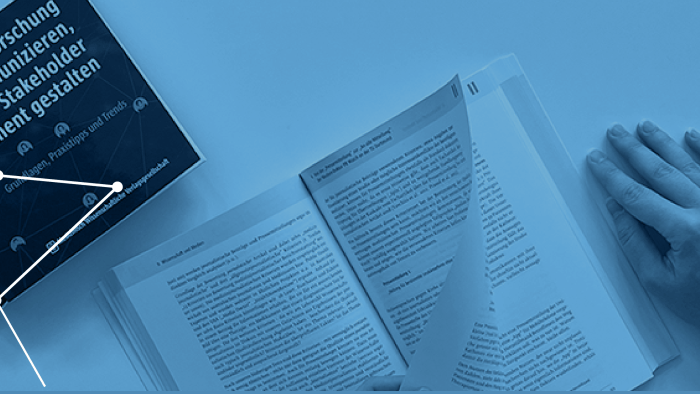Mehrere Bände der TMF-Schriftenreihe, von denen eines aufgeschlagen auf dem Tisch liegt