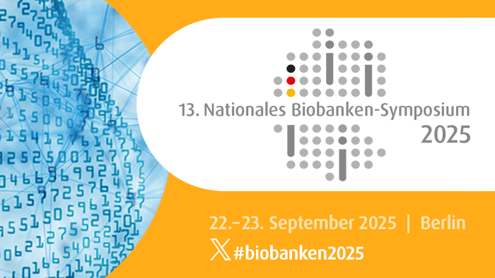 Links ist ein blaues Bild mit Codezahlen zu sehen. Rechts befindet sich das Logo des 13. Nationalen Biobanken-Symposiums 2025.